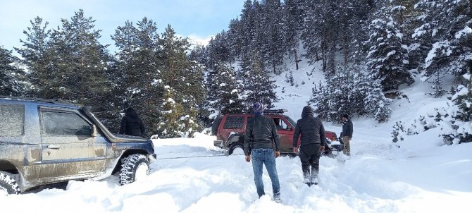 Artvin’de Off-road Tutkunları Karı Eğlenceye Dönüştürdü