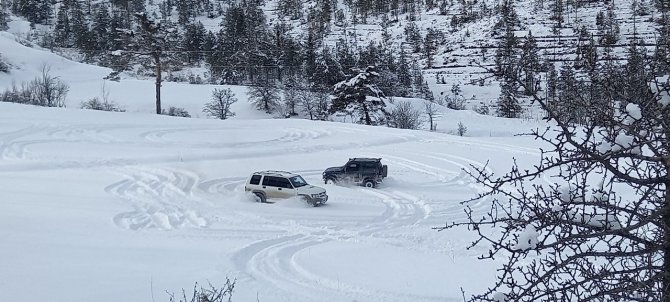 Artvin’de Off-road Tutkunları Karı Eğlenceye Dönüştürdü