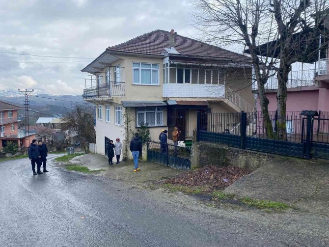 Girdikleri Evden Ziynet Eşyalarını Çaldılar
