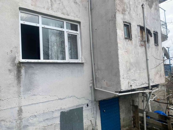 Girdikleri Evden Ziynet Eşyalarını Çaldılar