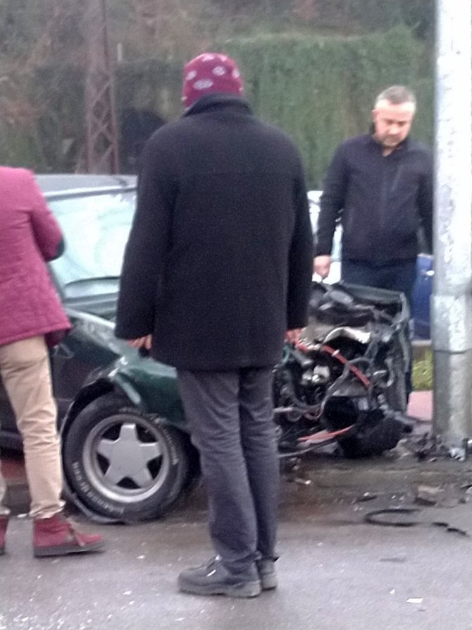 Buzlu Yolda Araç Yoldan Çıktı: 3 Yaralı