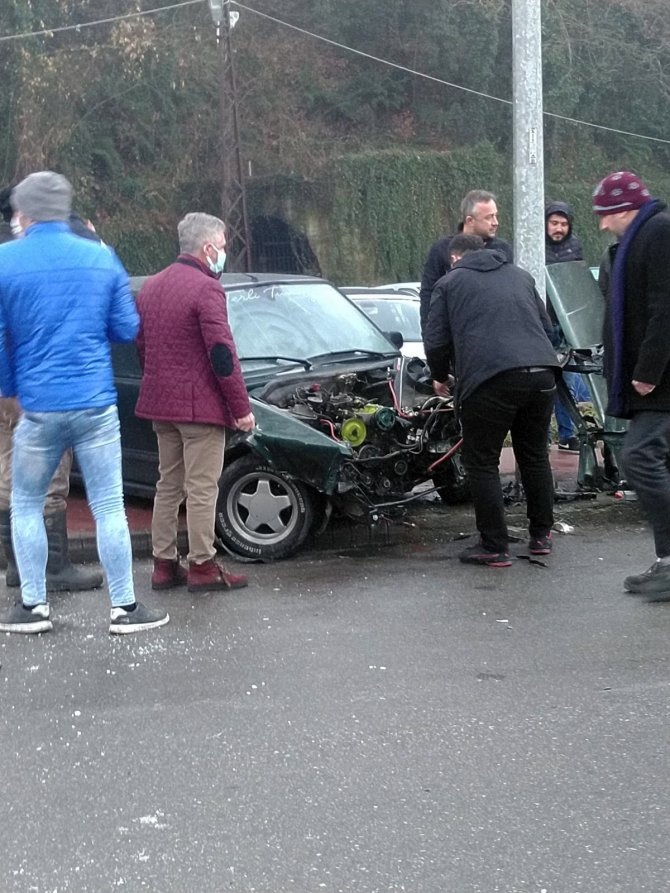 Buzlu Yolda Araç Yoldan Çıktı: 3 Yaralı