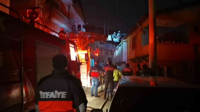 İ̇ki Katlı Binanın Çatı Katında Çıkan Yangın Korkuttu