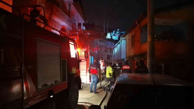 İ̇ki Katlı Binanın Çatı Katında Çıkan Yangın Korkuttu