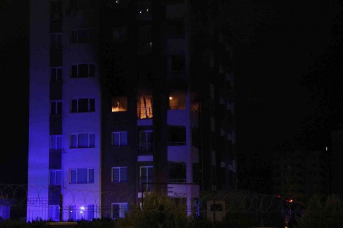 Elektrik Kontağından Çıkan Yangın Evi Küle Çevirdi