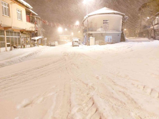 Tufanbeyli’de Mahsur Kalan Sürücünün İmdadına Belediye Ekipleri Yetişti