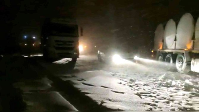 Şanlıurfa-adıyaman Karayolu Ulaşımına Kar Engeli: Onlarca Araç Mahsur Kaldı