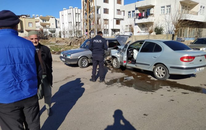 İ̇ki Otomobil Çarpıştı: 2 Yaralı