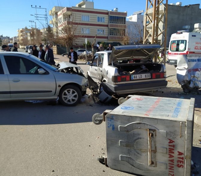 İ̇ki Otomobil Çarpıştı: 2 Yaralı