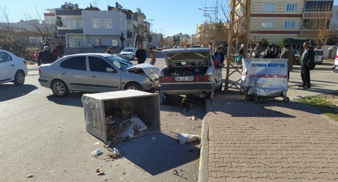 İ̇ki Otomobil Çarpıştı: 2 Yaralı