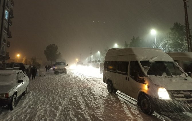 Adıyaman’da Kar Esareti: Kilometrelerce Uzunluğunda Araç Kuyruğu