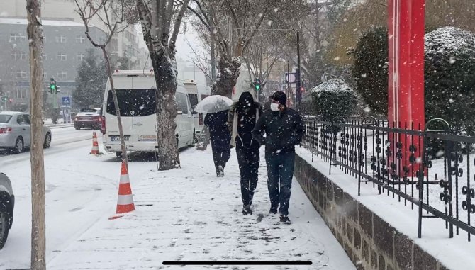 Afyonkarahisar’da Kar Yağışı Etkili Oldu