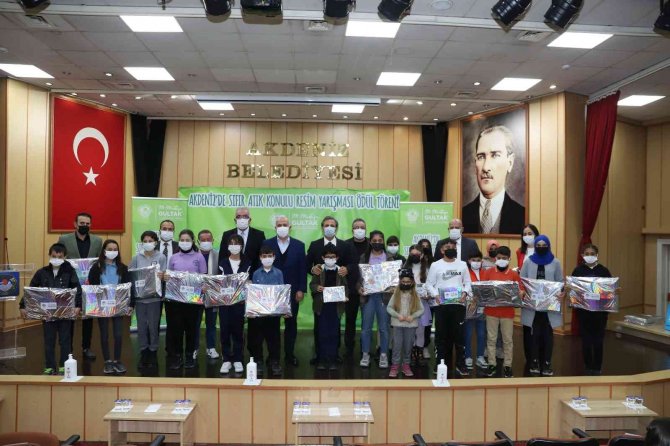 ’Akdeniz’de Sıfır Atık’ Resim Yarışmasında Dereceye Giren Öğrenciler Ödüllerini Aldı