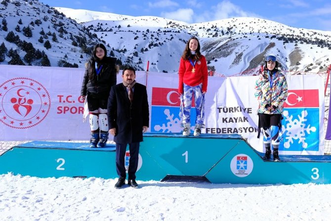 Alp Disiplini U18 Büyükler Eleme Yarışmalarında Dereceye Giren Sporculara Madalyaları Verildi