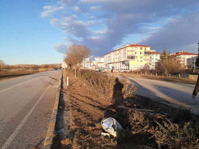 Ankara’da Lastikleri Patlayan Tır Ağaç Ve Elektrik Direğini Devirdi