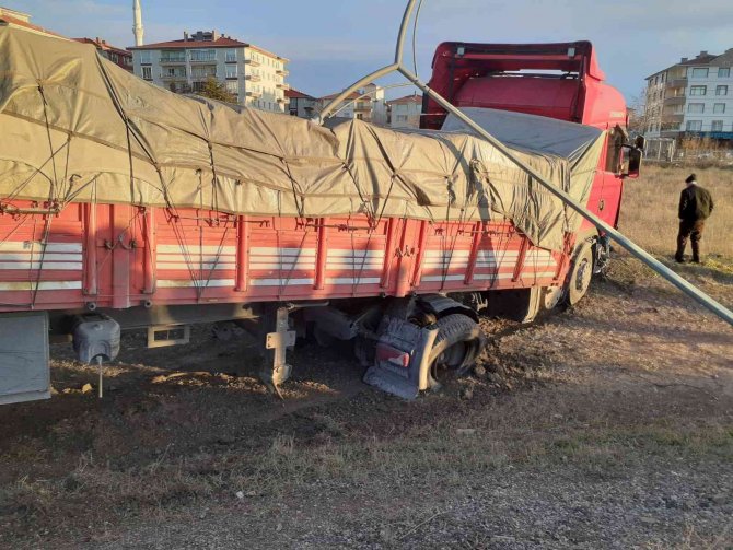 Ankara’da Lastikleri Patlayan Tır Ağaç Ve Elektrik Direğini Devirdi