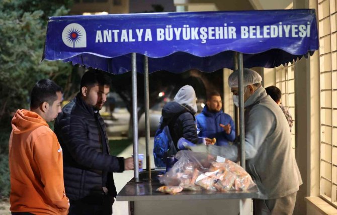 Final Sınavlarına Hazırlanan Üniversite Öğrencilerinin Çorbası Büyükşehir’den