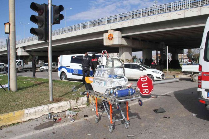 Kontrolden Çıkan Otomobil Ortalığı Savaş Alanına Çevirdi, Yaralının Yardımına Bebek Almaya Giden Sağlık Ekipleri Yetişti