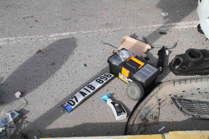 Kontrolden Çıkan Otomobil Ortalığı Savaş Alanına Çevirdi, Yaralının Yardımına Bebek Almaya Giden Sağlık Ekipleri Yetişti