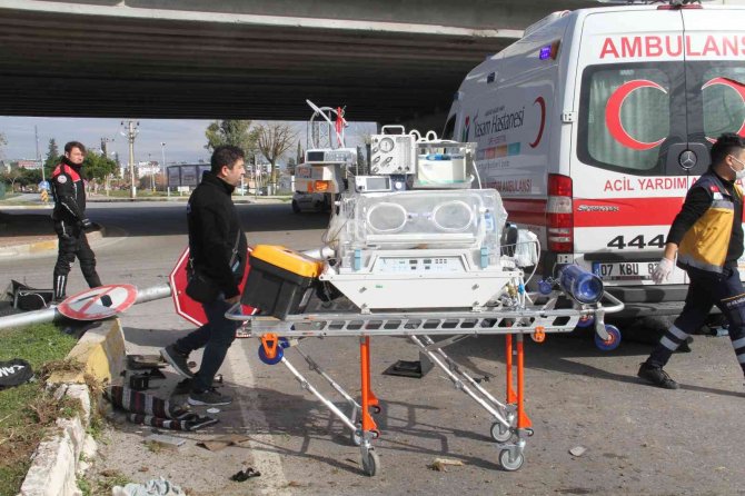 Kontrolden Çıkan Otomobil Ortalığı Savaş Alanına Çevirdi, Yaralının Yardımına Bebek Almaya Giden Sağlık Ekipleri Yetişti