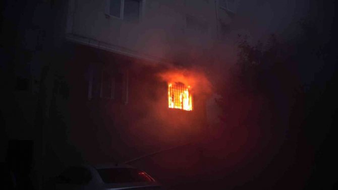 Ataşehir’de Evin Alev Alev Yandığı Anlar Kamerada
