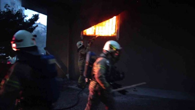 Ataşehir’de Evin Alev Alev Yandığı Anlar Kamerada