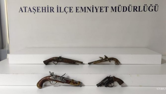 Ataşehir’de Antika Silah Deposuna Baskın: 35 Tüfek Ve Tabanca Ele Geçirildi