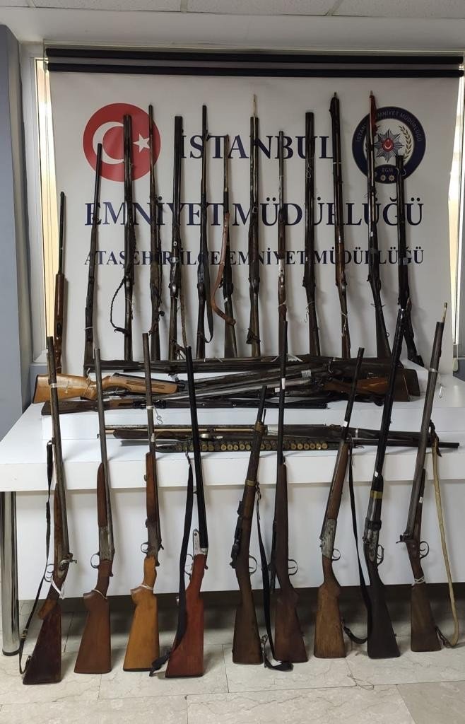 Ataşehir’de Antika Silah Deposuna Baskın: 35 Tüfek Ve Tabanca Ele Geçirildi