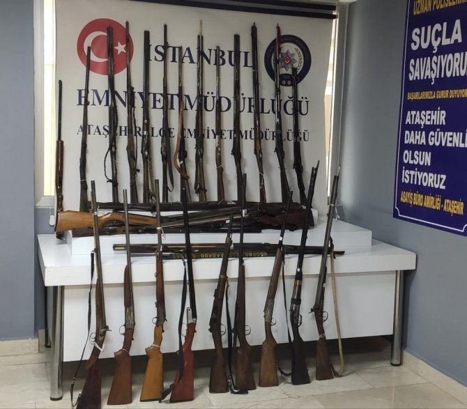 Ataşehir’de Antika Silah Deposuna Baskın: 35 Tüfek Ve Tabanca Ele Geçirildi