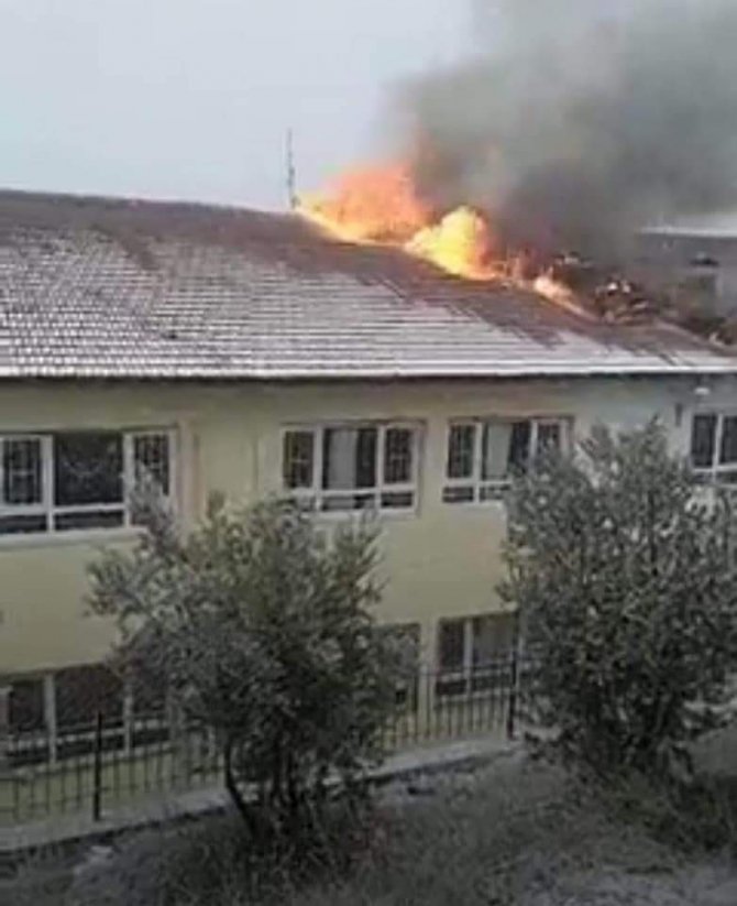 Karacasu’da Okul Yangını Korkuttu