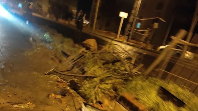 Refüje Çarpan Sürücünün Karnına Demir Saplandı