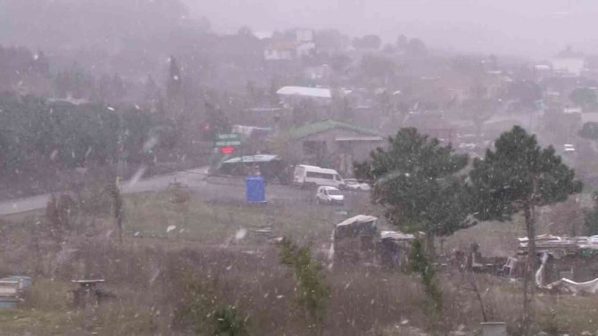 Aydos Ormanına Lapa Lapa Kar Yağdı