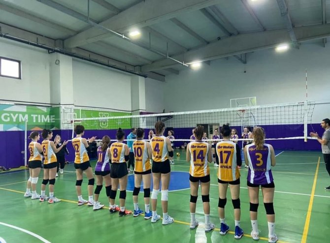 Liseler Arası Voleybol Turnuvasında Ayvalık Özel Uğur Anadolu Lisesi Yarı Finale Yükseldi