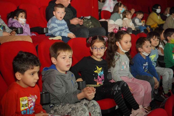 Ayvalık’ta Öğrenciler Sömestre Tatilinde Tiyatroya Doyacak