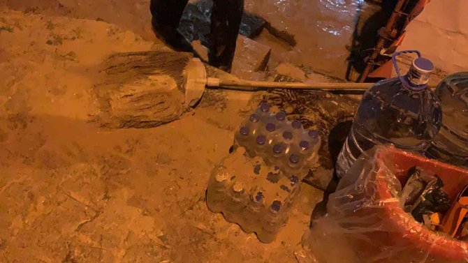 Başakşehir’de Yağmur Suyu Hattı Taştı, Ev Ve İşyerlerini Su Bastı