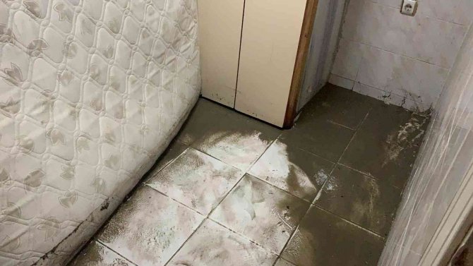 Başakşehir’de Yağmur Suyu Hattı Taştı, Ev Ve İşyerlerini Su Bastı