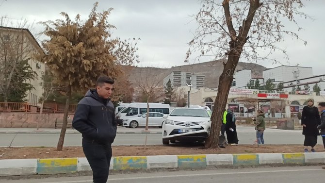 Gercüş’te Refüje Çıkan Otomobil Ağaca Çarparak Durabildi