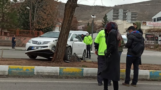 Gercüş’te Refüje Çıkan Otomobil Ağaca Çarparak Durabildi