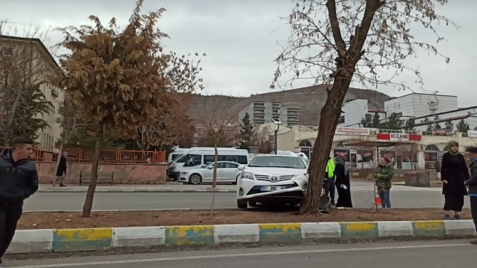 Gercüş’te Refüje Çıkan Otomobil Ağaca Çarparak Durabildi