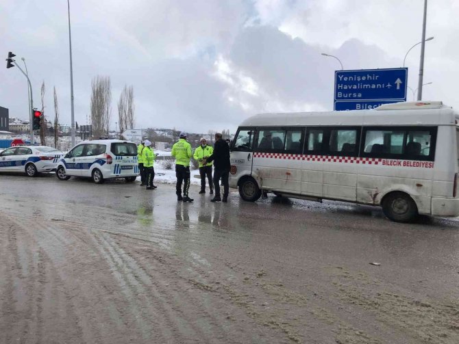 Bilecik’te Yolcu Minibüsü İle Hafif Ticari Araç Çarpıştı, 7 Kişi Yaralandı