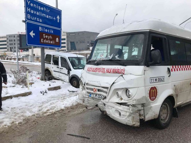 Bilecik’te Yolcu Minibüsü İle Hafif Ticari Araç Çarpıştı, 7 Kişi Yaralandı