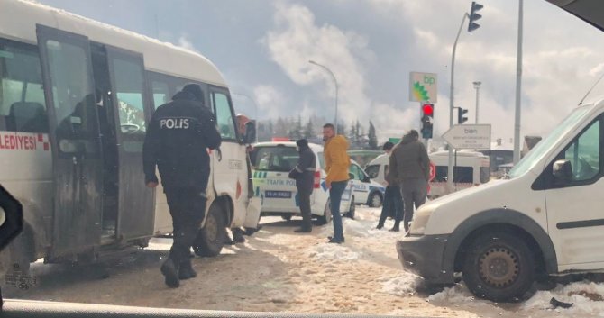 Bilecik’te Yolcu Minibüsü İle Hafif Ticari Araç Çarpıştı, 7 Kişi Yaralandı