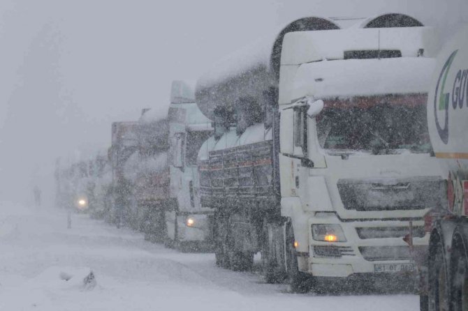 Bolu Dağı İ̇stanbul Yönüne Ağır Tonajlı Araçların Geçişleri Yasaklandı