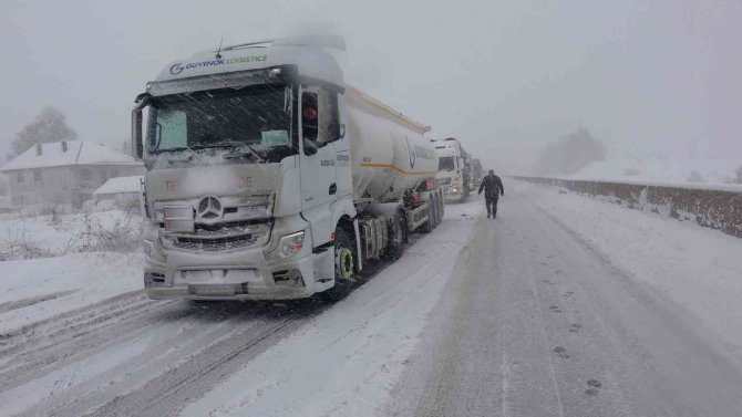 Bolu Dağı İ̇stanbul Yönüne Ağır Tonajlı Araçların Geçişleri Yasaklandı