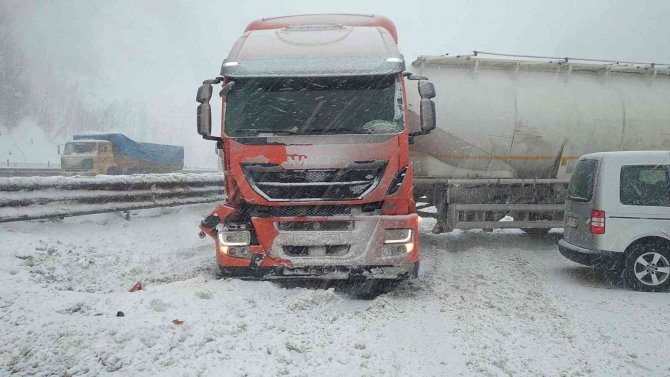 Tem’de Makaslayan Tır Bolu Dağı Tüneli’de Trafiği Durdurdu