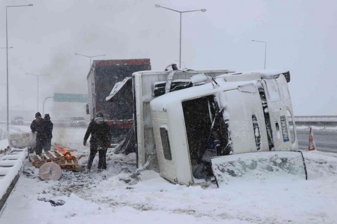Tem’de Korona Virüs Test Kiti Taşıyan Kamyon Devrildi: 1 Yaralı