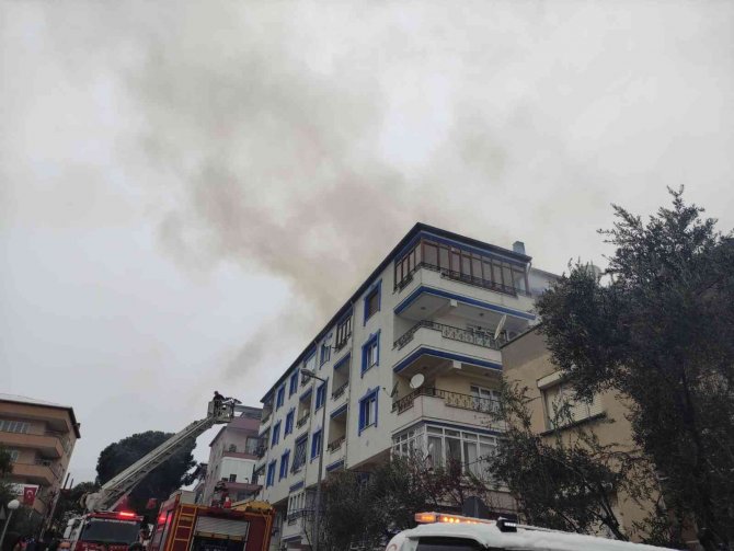 Çatı Yangını Vatandaşı Sokağa Döktü