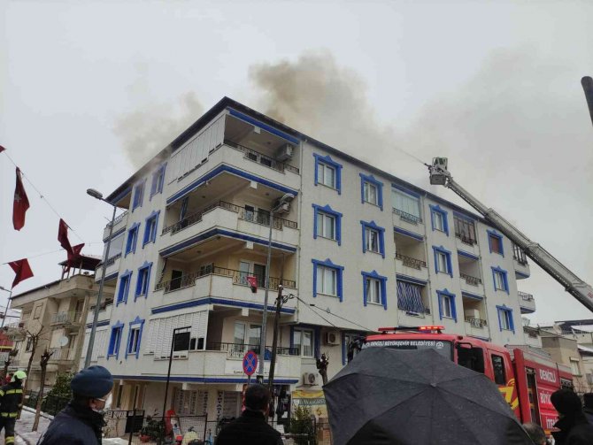 Çatı Yangını Vatandaşı Sokağa Döktü
