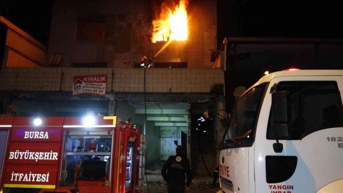 Bursa’da 3 Katlı Kullanılmayan Binada Korkutan Yangın