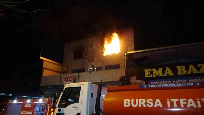 Bursa’da 3 Katlı Kullanılmayan Binada Korkutan Yangın